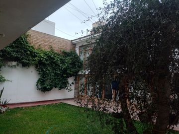 Urb. El Recreo Casa de 309.48m2 ideal para Clínica o Empresa