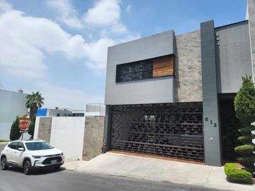 HERMOSA CASA EN VENTA EN CUMBRES ANTARES DOBLE TERRENO