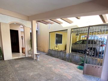 Casa en venta en Fraccionamiento Los Portales al poniente de Hermosillo