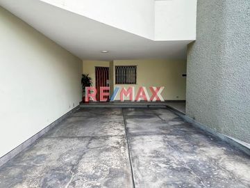 Departamento En Alquiler Con Cochera Incluida