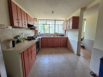 CASA EN VENTA MITAD DEL MUNDO 206M2 $74.900