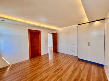 Experience modern comfort in this brand new house and lot, boasting a spacious living area, nestled within the serene surroundings of Greenwoods Execu