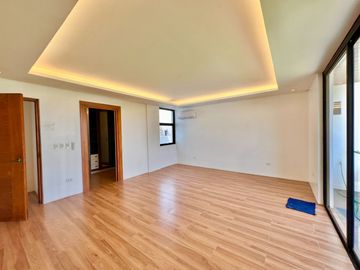 Experience modern comfort in this brand new house and lot, boasting a spacious living area, nestled within the serene surroundings of Greenwoods Execu