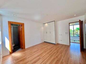 Experience modern comfort in this brand new house and lot, boasting a spacious living area, nestled within the serene surroundings of Greenwoods Execu
