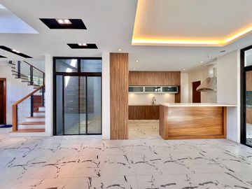 Experience modern comfort in this brand new house and lot, boasting a spacious living area, nestled within the serene surroundings of Greenwoods Execu