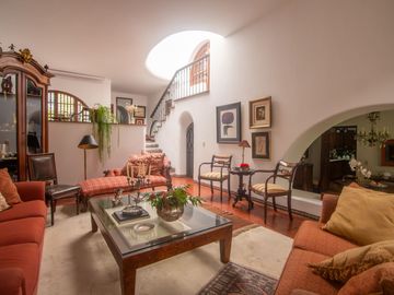 LINDA CASA ESTILO CALIFORNIANO EN LA AURORA: 4 DORM, $ 830.000