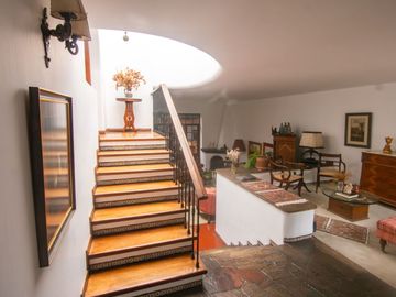 LINDA CASA ESTILO CALIFORNIANO EN LA AURORA: 4 DORM, $ 830.000