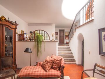 LINDA CASA ESTILO CALIFORNIANO EN LA AURORA: 4 DORM, $ 830.000
