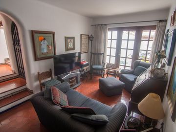 LINDA CASA ESTILO CALIFORNIANO EN LA AURORA: 4 DORM, $ 830.000