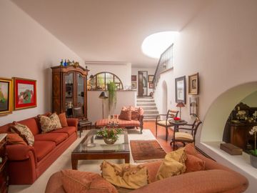 LINDA CASA ESTILO CALIFORNIANO EN LA AURORA: 4 DORM, $ 830.000