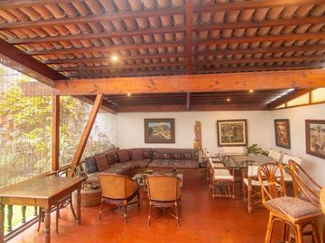 LINDA CASA ESTILO CALIFORNIANO EN LA AURORA: 4 DORM, $ 830.000