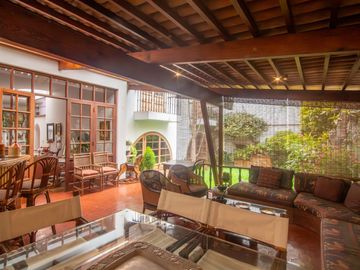 LINDA CASA ESTILO CALIFORNIANO EN LA AURORA: 4 DORM, $ 830.000