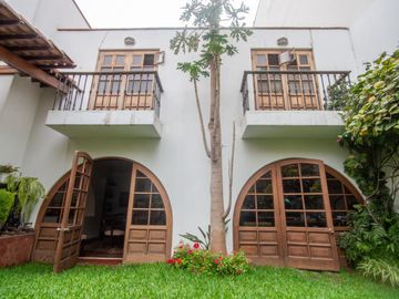 LINDA CASA ESTILO CALIFORNIANO EN LA AURORA: 4 DORM, $ 830.000