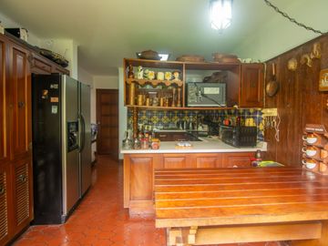 LINDA CASA ESTILO CALIFORNIANO EN LA AURORA: 4 DORM, $ 830.000