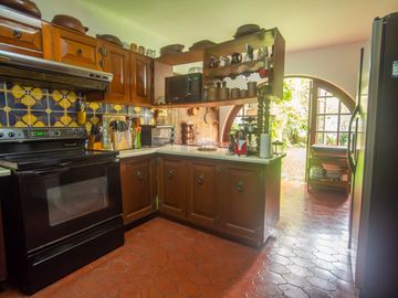 LINDA CASA ESTILO CALIFORNIANO EN LA AURORA: 4 DORM, $ 830.000