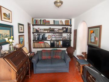 LINDA CASA ESTILO CALIFORNIANO EN LA AURORA: 4 DORM, $ 830.000