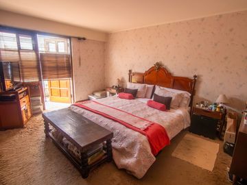 LINDA CASA ESTILO CALIFORNIANO EN LA AURORA: 4 DORM, $ 830.000