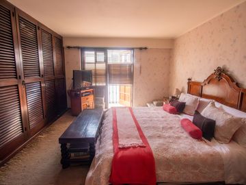 LINDA CASA ESTILO CALIFORNIANO EN LA AURORA: 4 DORM, $ 830.000