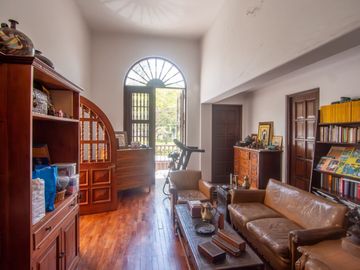 LINDA CASA ESTILO CALIFORNIANO EN LA AURORA: 4 DORM, $ 830.000