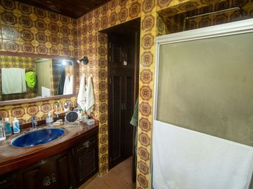 LINDA CASA ESTILO CALIFORNIANO EN LA AURORA: 4 DORM, $ 830.000