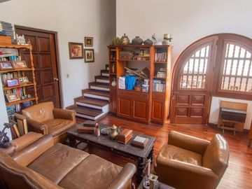 LINDA CASA ESTILO CALIFORNIANO EN LA AURORA: 4 DORM, $ 830.000