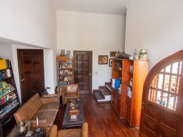 LINDA CASA ESTILO CALIFORNIANO EN LA AURORA: 4 DORM, $ 830.000