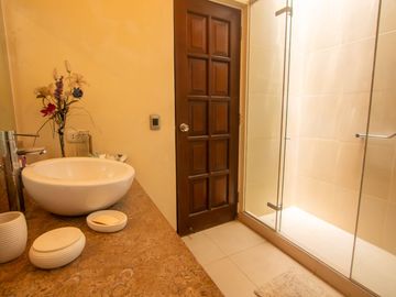 LINDA CASA ESTILO CALIFORNIANO EN LA AURORA: 4 DORM, $ 830.000