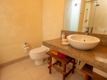 LINDA CASA ESTILO CALIFORNIANO EN LA AURORA: 4 DORM, $ 830.000