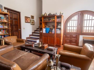 LINDA CASA ESTILO CALIFORNIANO EN LA AURORA: 4 DORM, $ 830.000