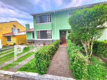Sangolquí Casa 3 dormitorios 1 estudio 2 parqueaderos dentro de conjunto precio negociable