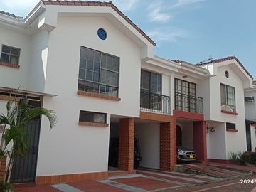 VENTA ESPACIOSA Y ESTRATEGICA CASA EN CONDOMINIO, CIUDAD JARDIN, SECTOR HOLGUINES, SUR CALI..