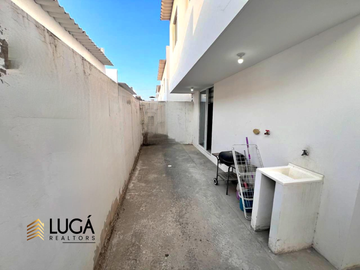Casa 3 dormitorios de oportunidad en venta, urbanización privada sector Vía Circunvalación Manta