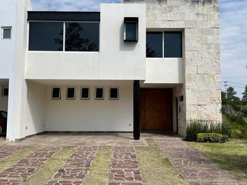 CASA EN VENTA EN LA CAMPIÑA DEL BOSQUE LEON, GTO ZONA NORTE UBICADA EN CLUSTER 1 FRENTE DE PABELLÓN. (CANCHAS DE FÚTBOL, BÁSQUETBOL, TENIS Y ALBERCA)