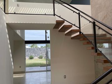 CASA EN VENTA EN LA CAMPIÑA DEL BOSQUE LEON, GTO ZONA NORTE UBICADA EN CLUSTER 1 FRENTE DE PABELLÓN. (CANCHAS DE FÚTBOL, BÁSQUETBOL, TENIS Y ALBERCA)