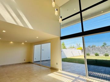 CASA EN VENTA EN LA CAMPIÑA DEL BOSQUE LEON, GTO ZONA NORTE UBICADA EN CLUSTER 1 FRENTE DE PABELLÓN. (CANCHAS DE FÚTBOL, BÁSQUETBOL, TENIS Y ALBERCA)