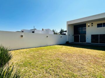 CASA EN VENTA EN LA CAMPIÑA DEL BOSQUE LEON, GTO ZONA NORTE UBICADA EN CLUSTER 1 FRENTE DE PABELLÓN. (CANCHAS DE FÚTBOL, BÁSQUETBOL, TENIS Y ALBERCA)