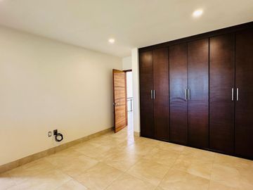 CASA EN VENTA EN LA CAMPIÑA DEL BOSQUE LEON, GTO ZONA NORTE UBICADA EN CLUSTER 1 FRENTE DE PABELLÓN. (CANCHAS DE FÚTBOL, BÁSQUETBOL, TENIS Y ALBERCA)