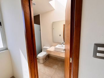 CASA EN VENTA EN LA CAMPIÑA DEL BOSQUE LEON, GTO ZONA NORTE UBICADA EN CLUSTER 1 FRENTE DE PABELLÓN. (CANCHAS DE FÚTBOL, BÁSQUETBOL, TENIS Y ALBERCA)
