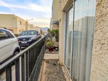 León Propiedades vende casa en condominio, Curacaví centro