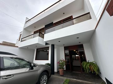 HERMOSA CASA, CON ESTRUCTURA DE LUJO ÁREA SOCIAL, PISCINA Y UN DEPARTAMENTO INDEPENDIENTE
