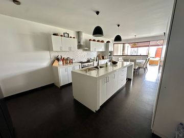 HERMOSA CASA, CON ESTRUCTURA DE LUJO ÁREA SOCIAL, PISCINA Y UN DEPARTAMENTO INDEPENDIENTE