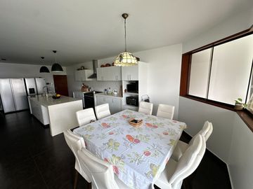 HERMOSA CASA, CON ESTRUCTURA DE LUJO ÁREA SOCIAL, PISCINA Y UN DEPARTAMENTO INDEPENDIENTE