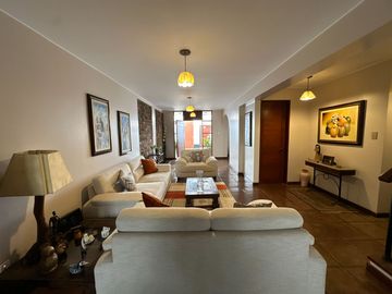 HERMOSA CASA, CON ESTRUCTURA DE LUJO ÁREA SOCIAL, PISCINA Y UN DEPARTAMENTO INDEPENDIENTE