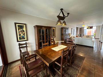 HERMOSA CASA, CON ESTRUCTURA DE LUJO ÁREA SOCIAL, PISCINA Y UN DEPARTAMENTO INDEPENDIENTE
