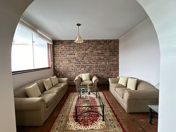HERMOSA CASA, CON ESTRUCTURA DE LUJO ÁREA SOCIAL, PISCINA Y UN DEPARTAMENTO INDEPENDIENTE