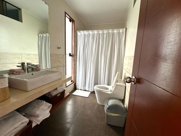 HERMOSA CASA, CON ESTRUCTURA DE LUJO ÁREA SOCIAL, PISCINA Y UN DEPARTAMENTO INDEPENDIENTE