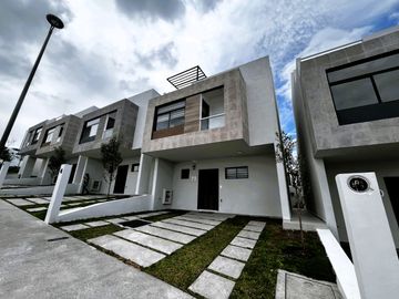 Venta de casa con roof en en Zibatá, Querétaro.