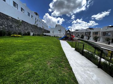 Venta de casa con roof en en Zibatá, Querétaro.