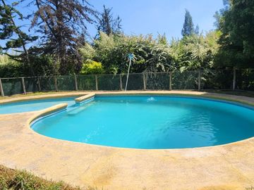 VENTA DE PARCELA EN CONDOMINIO, SECTOR CARAMPANGUE, ISLA DE MAIPO. A 45 MINUTOS DE STGO.  Valor: 10.500 UF Gastos comunes: $100.000  CARACTERÍSTICAS