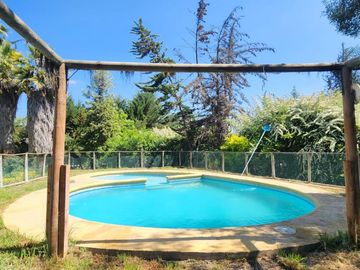 VENTA DE PARCELA EN CONDOMINIO, SECTOR CARAMPANGUE, ISLA DE MAIPO. A 45 MINUTOS DE STGO.  Valor: 10.500 UF Gastos comunes: $100.000  CARACTERÍSTICAS